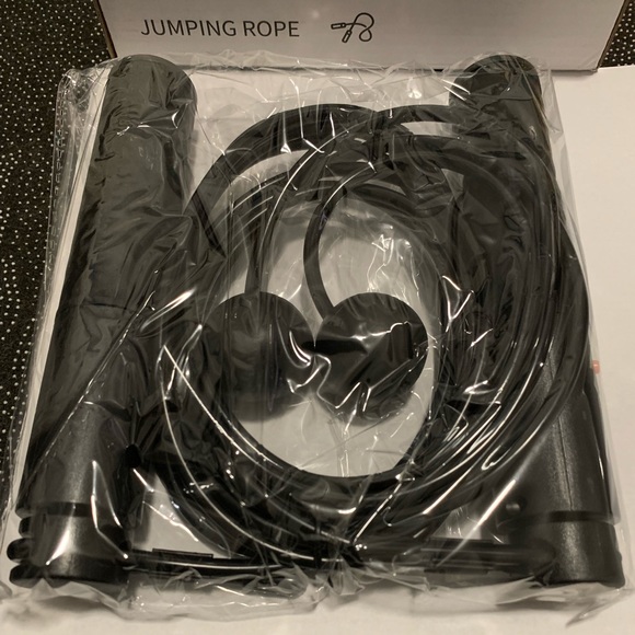 New - Digital Fitness Jump Rope with Calorie Counter and Cordless Mode - Picture 4 of 11